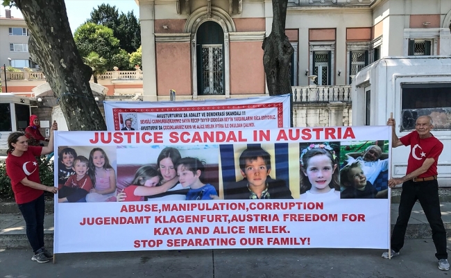 Avusturya Başkonsolosluğu önünde "çocuk" eylemi